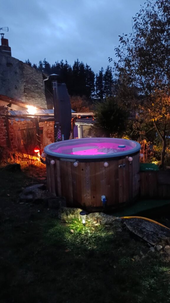 Bain nordique avec éclairage de nuit