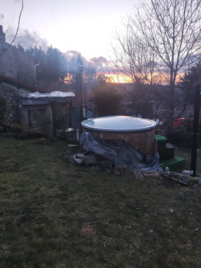 Bain nordique sur le terrain de notre gîte avec coucher du soleil