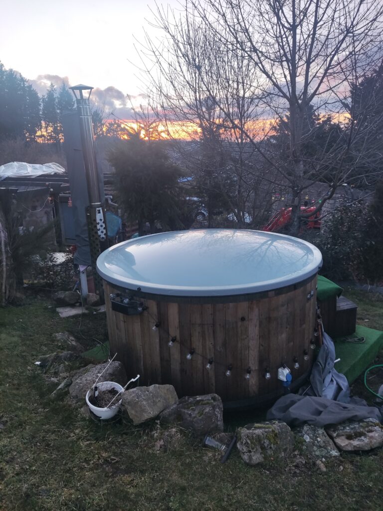 Bain nordique de notre gîte avec coucher du soleil